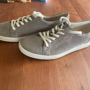 ECCO SNEAKERS SIZE 9  TAN